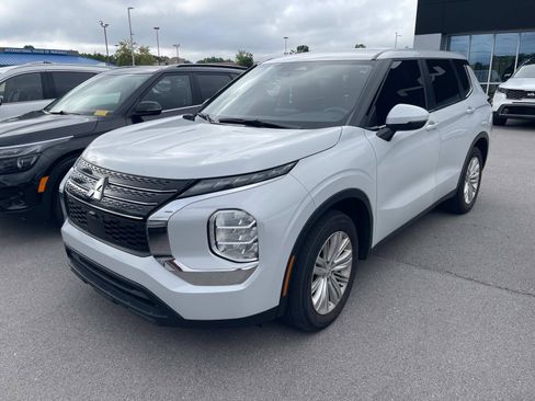 Used 2024 Mitsubishi Outlander ES FWD image 3
