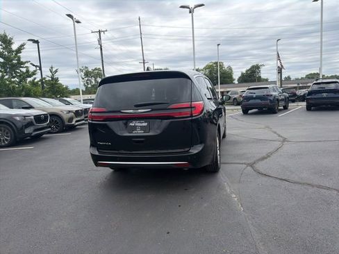 Used 2024 Chrysler Pacifica Touring-L FWD image 10