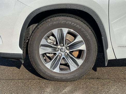 Certified 2025 Toyota Highlander XLE image 27