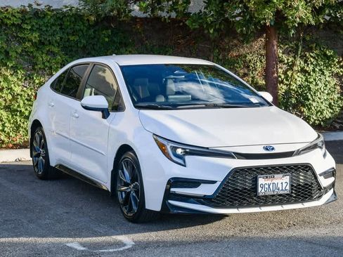 Certified 2023 Toyota Corolla SE image 3