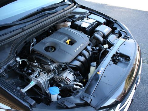 Used 2017 Hyundai Elantra SE image 23