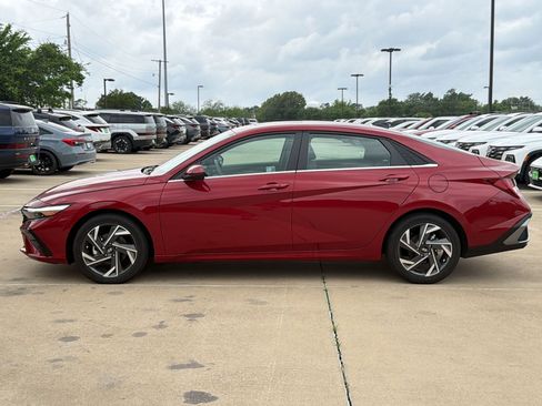 Used 2025 Hyundai Elantra SEL FWD image 2