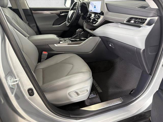 Used 2024 Toyota Highlander Platinum FWD image 14