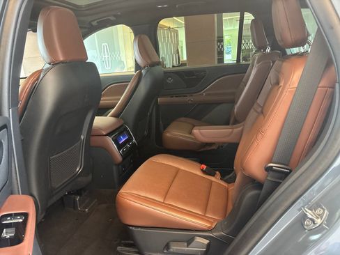 Certified 2025 Lincoln Aviator Reserve w/ Illumination Package RWD image 11
