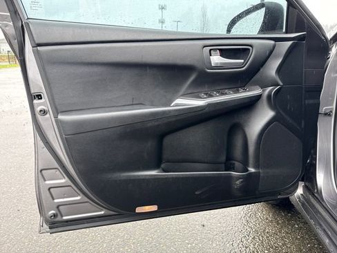 Used 2016 Toyota Camry SE image 19