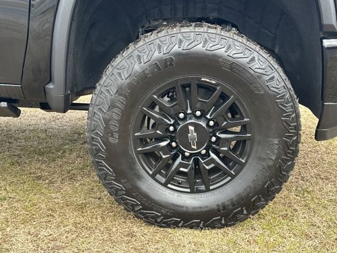 Used 2024 Chevrolet Silverado 2500 ZR2 w/ Technology Package image 12