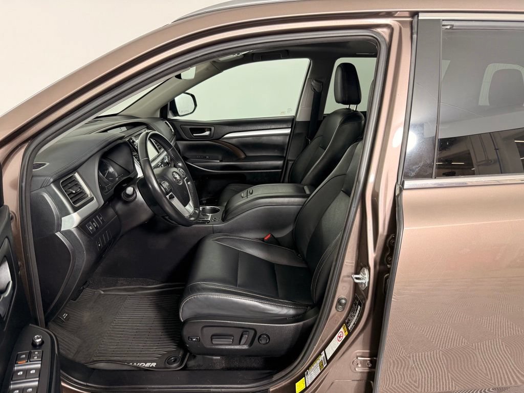 Used 2018 Toyota Highlander AWD V6 image 2