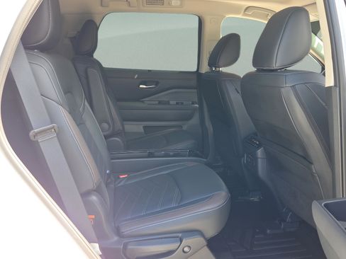 Certified 2025 Nissan Pathfinder Platinum FWD image 14