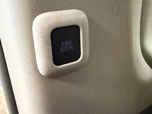 Used 2015 Toyota Sienna XLE Premium FWD image 19