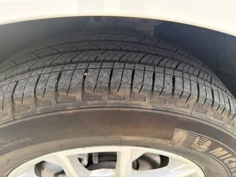 Used 2024 Chevrolet Equinox LT FWD image 23