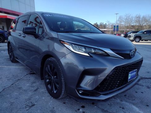 Used 2022 Toyota Sienna XSE image 11