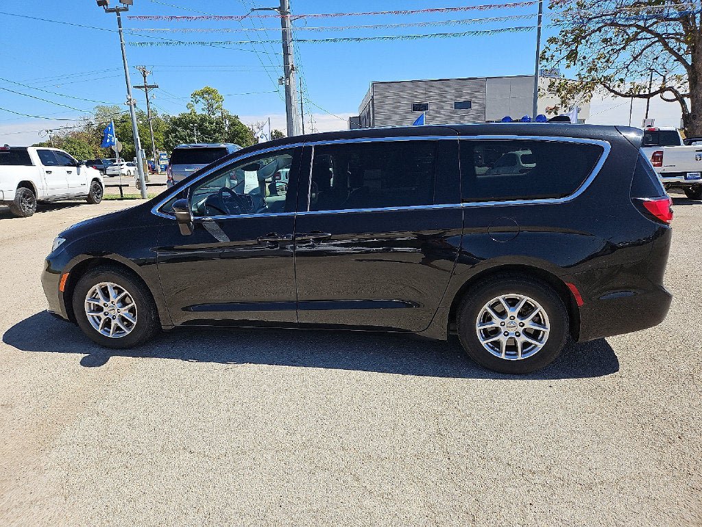 Used 2023 Chrysler Pacifica Touring-L FWD image 3