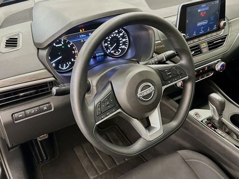 Used 2025 Nissan Altima 2.5 SV FWD image 18