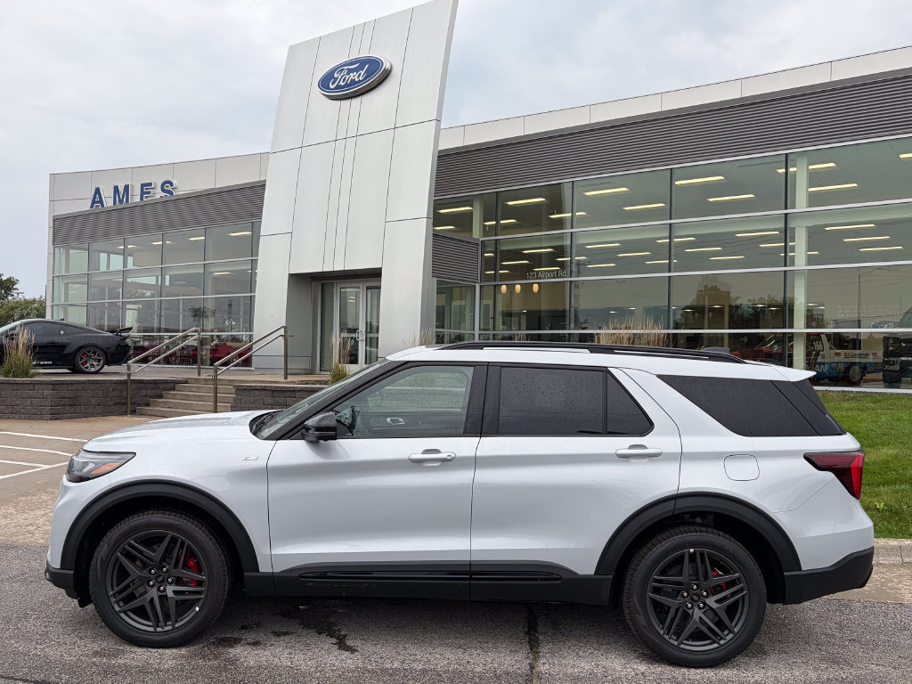 New 2026 Ford Explorer ST-Line w/ ST-Line Street Pack AWD/4WD image 3