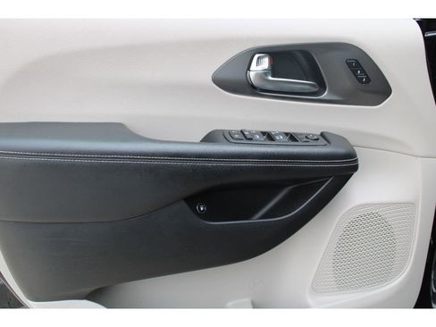 Certified 2022 Chrysler Pacifica Touring-L image 9