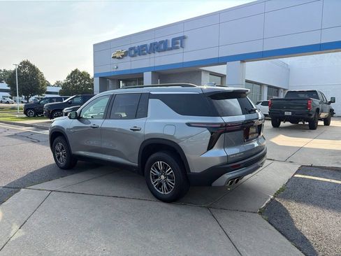 Certified 2024 Chevrolet Traverse LT FWD image 2