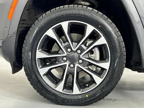 Used 2023 Jeep Grand Cherokee Overland w/ Luxury Tech Group IV AWD/4WD image 38