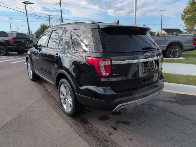 Used 2017 Ford Explorer XLT w/ Equipment Group 202A AWD/4WD image 3