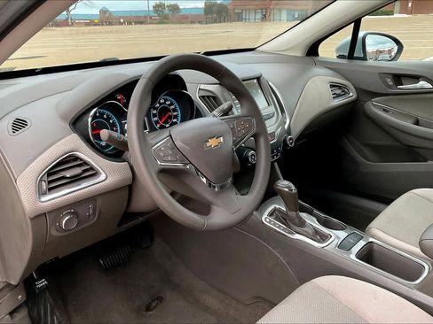 Used 2017 Chevrolet Cruze LT image 2