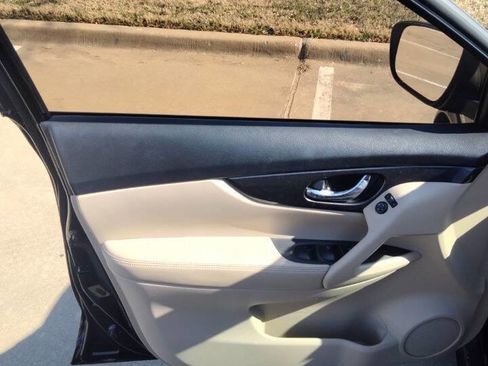 Used 2017 Nissan Rogue S w/ Appearance Package image 9