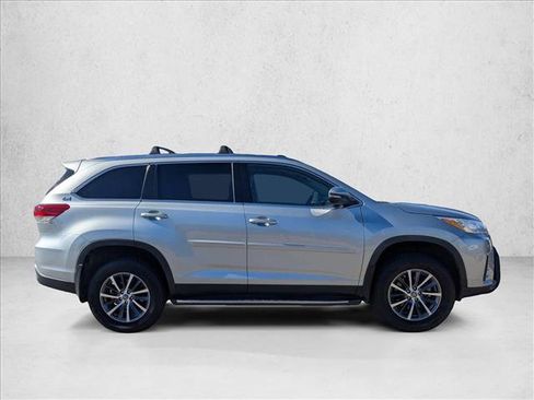 Used 2019 Toyota Highlander XLE image 3