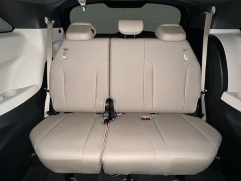 Used 2021 Toyota Sienna XLE FWD image 32