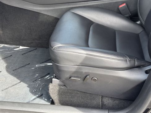 Used 2024 Tesla Model Y 2WD image 32