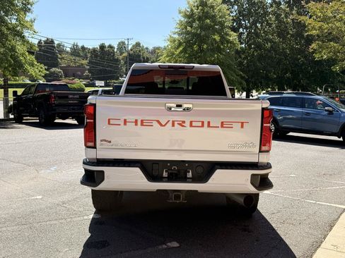 Used 2024 Chevrolet Silverado 2500 High Country w/ Technology Package AWD/4WD image 3