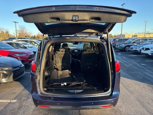 Used 2018 Chrysler Pacifica Touring-L Plus w/ Advanced Safetytec Group image 7