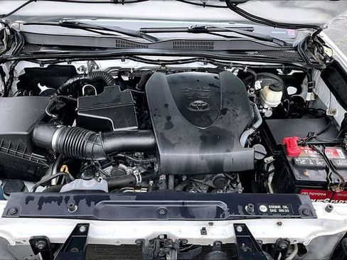 Used 2018 Toyota Tacoma TRD Sport w/ Technology Package AWD/4WD image 9
