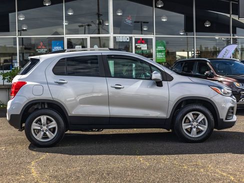 Used 2022 Chevrolet Trax LT w/ Driver Confidence Package AWD/4WD image 9