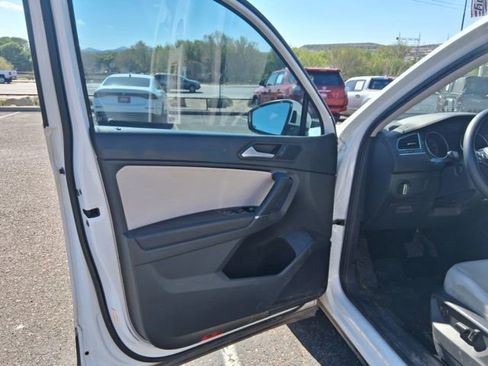 Used 2020 Volkswagen Tiguan SE w/ Panoramic Sunroof Package image 3