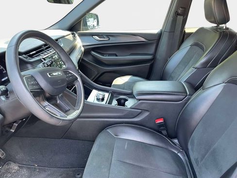 Used 2025 Jeep Grand Cherokee Altitude AWD/4WD image 23