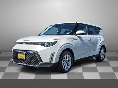 Used 2024 Kia Soul LX w/ Option Group 015 FWD image 3