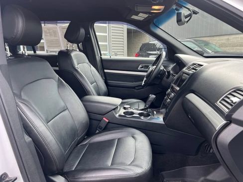 Used 2016 Ford Explorer XLT w/ Equipment Group 202A AWD/4WD image 11