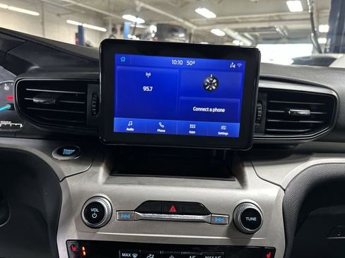 Used 2022 Ford Explorer XLT image 14