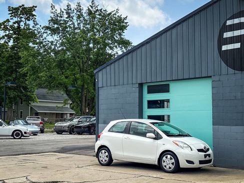 Used 2010 Toyota Yaris 2-Door Hatchback FWD image 11