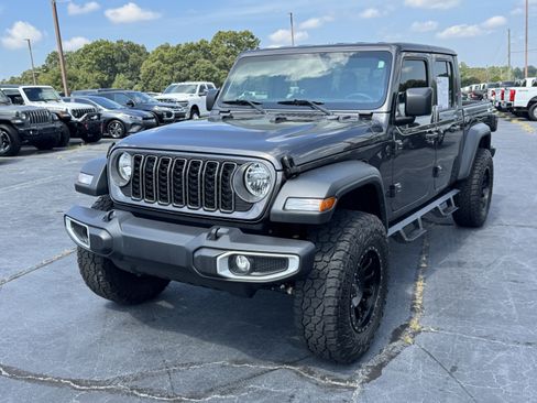 Used 2025 Jeep Gladiator Sport AWD/4WD image 2