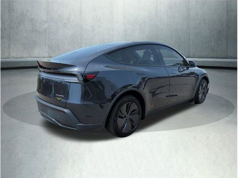 Used 2026 Tesla Model Y AWD image 5