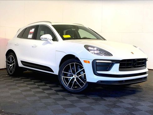 Certified 2024 Porsche Macan AWD/4WD image 9