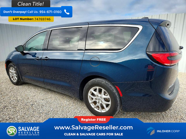 Used 2025 Chrysler Pacifica Select FWD image 3