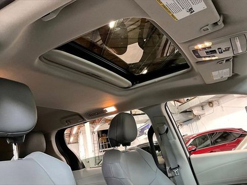 Used 2021 Toyota Sienna XLE image 28