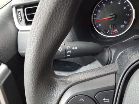 Used 2019 Toyota RAV4 LE FWD image 31