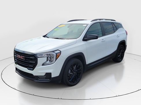 Used 2023 GMC Terrain SLE w/ Driver Convenience Package FWD image 2
