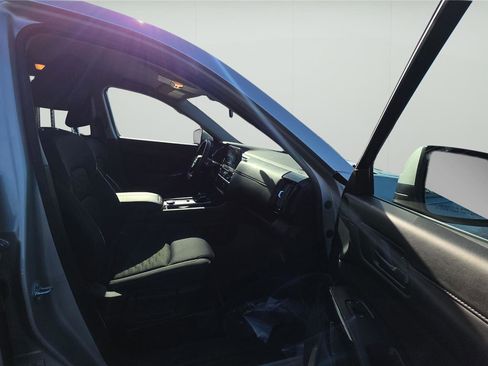 Used 2025 Nissan Pathfinder SV image 16
