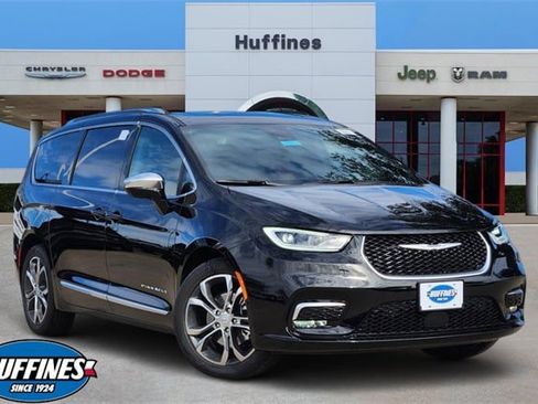 New 2026 Chrysler Pacifica Pinnacle image 1