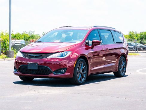 Used 2019 Chrysler Pacifica Touring-L FWD image 7
