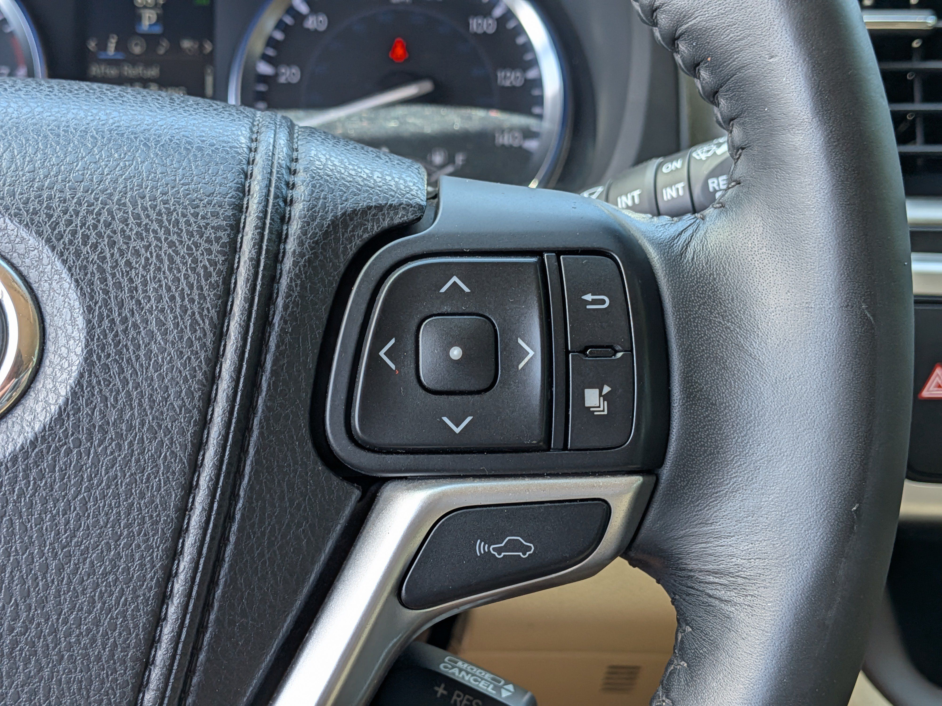 Used 2015 Toyota Highlander Limited w/ Driver Technology Package FWD image 27
