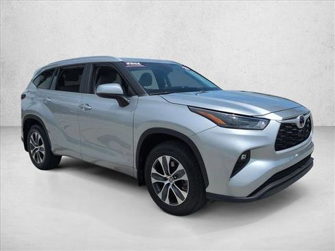 Used 2023 Toyota Highlander XLE FWD image 3