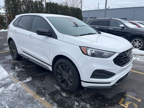 Used 2023 Ford Edge SE w/ Black Appearance Package image 3